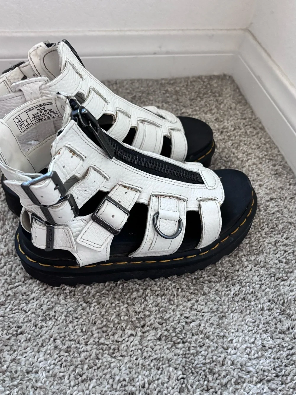 DR MARTENS model Olson, made of white leather with a front zipper adjustable